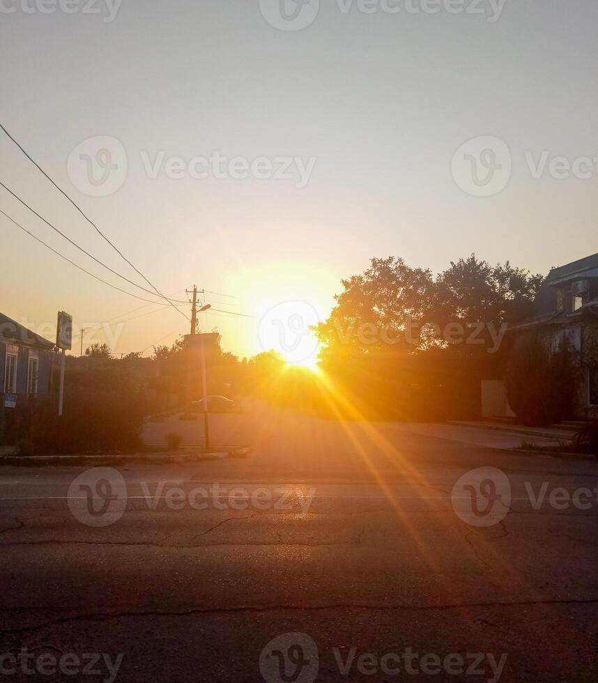 alvorecer do a Sol em a rua dentro a Vila foto