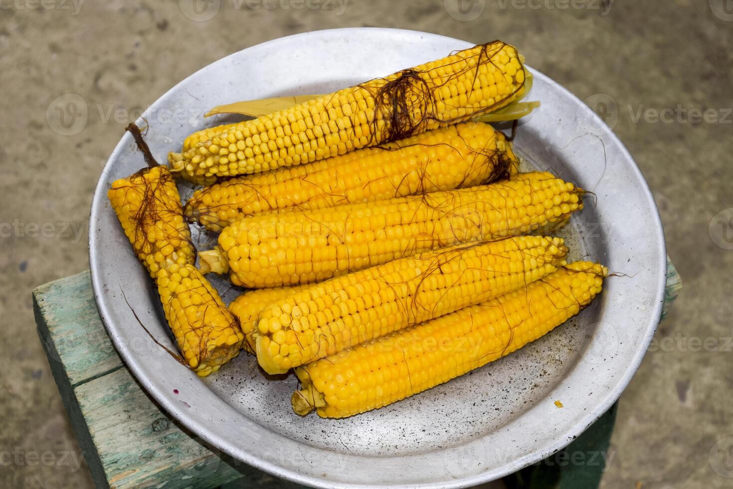 fervido milho em a alumínio bandeja. amarelo fervido jovem milho, útil e saboroso Comida foto