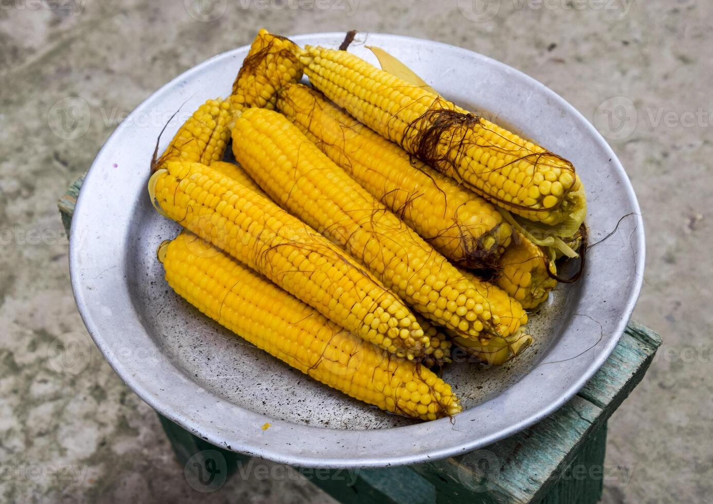 fervido milho em a alumínio bandeja. amarelo fervido jovem milho, útil e saboroso Comida foto