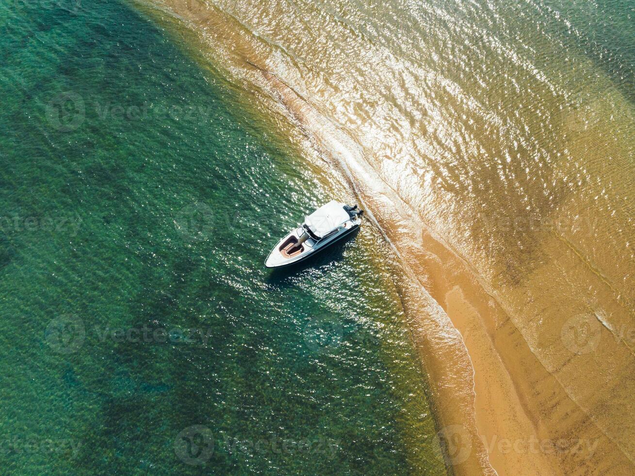 a aéreo Visão do uma barco em a de praia foto