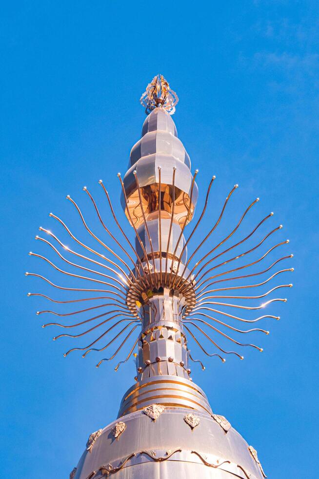 a maciço revestido de alumínio budista stupa. foto