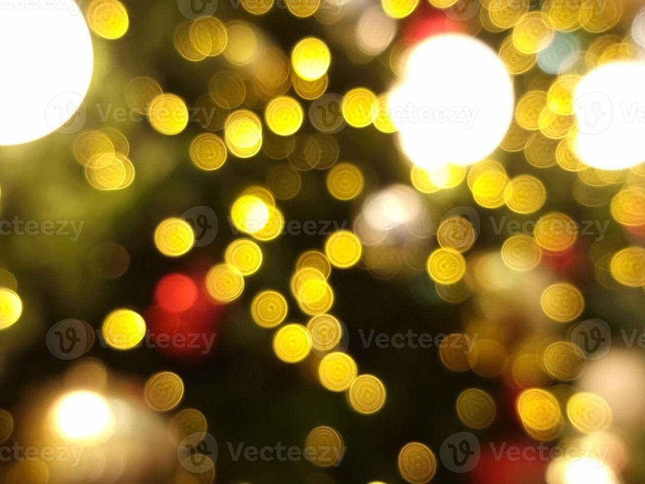 Natal árvore abstrato bokeh borrão luz círculo vermelho laranja e amarelo brilhando flare padronizar Preto fundo foto