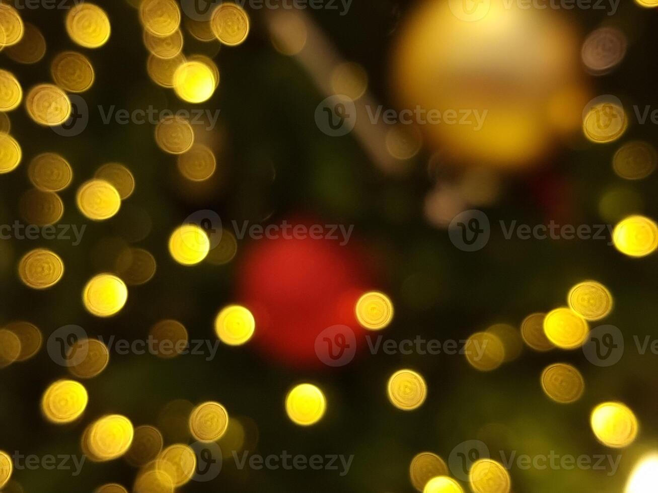 abstrato bokeh borrão luz círculo vermelho laranja e amarelo Natal árvore brilhando flare padronizar Preto fundo foto