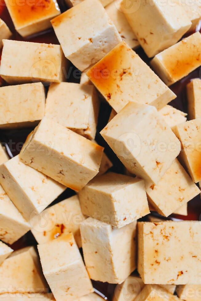 tofu cubos com soja molho Como fundo, topo visualizar. foto