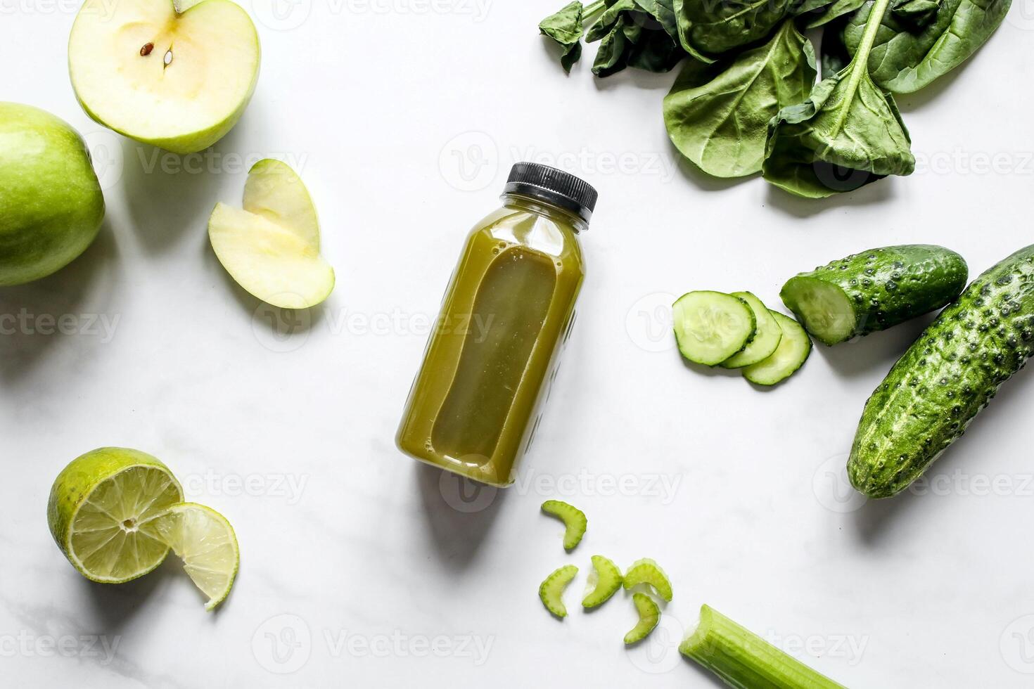 garrafa do verde batido com salsão e maçã em branco fundo foto