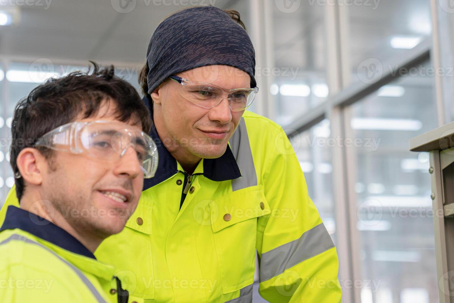 masculino automação máquina engenheiro Treinamento programável lógica controlador técnico industrial engenheiro ao controle robótica com monitoramento sistema Programas, foto