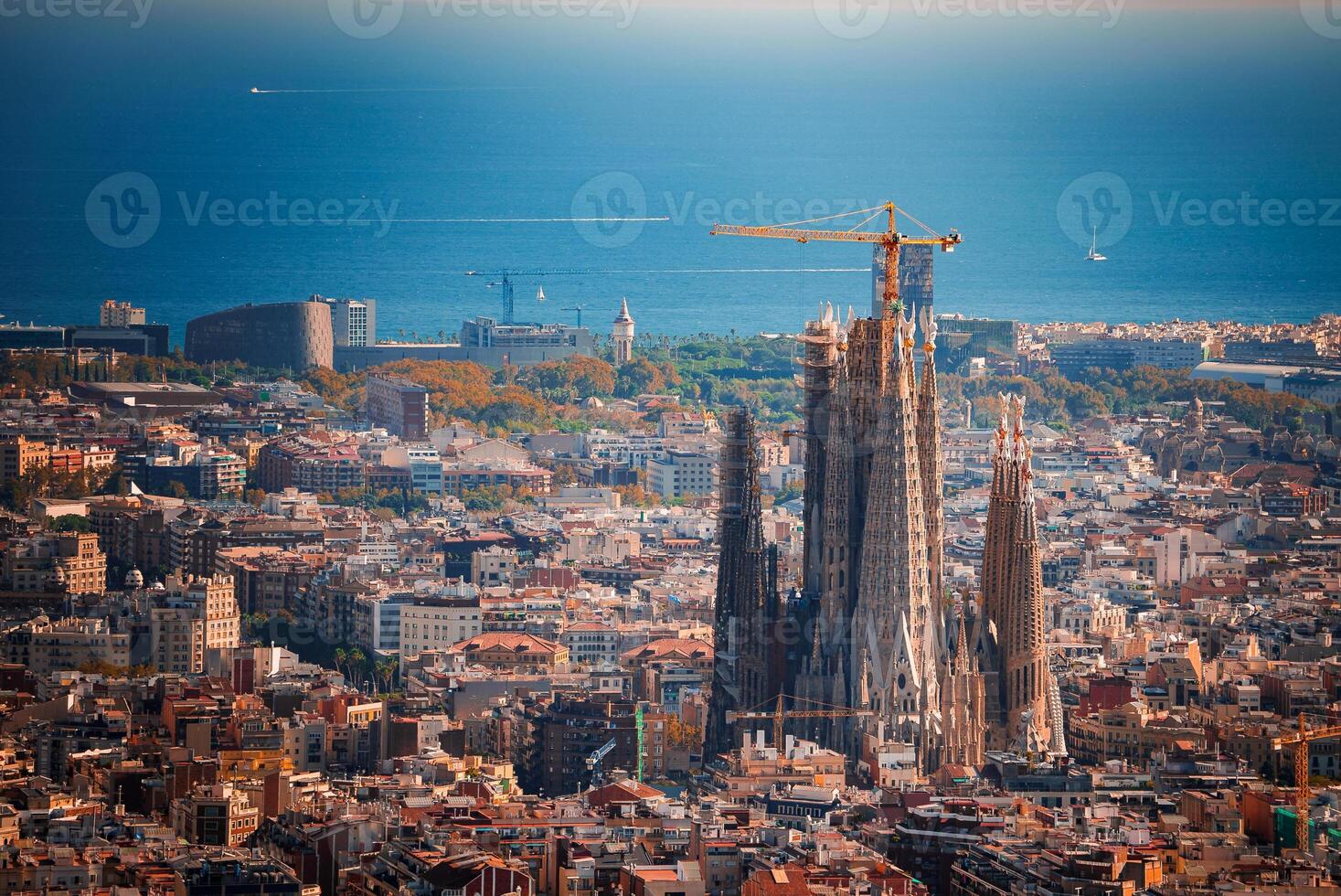 expansivo panorâmico Visão do sagrada família, Barcelona Horizonte dentro Espanha foto