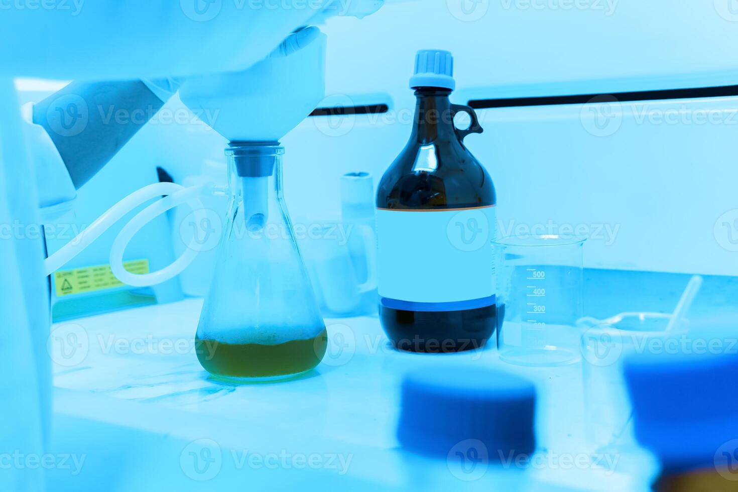 ásia cientista trabalhando dentro a laboratório, fazendo experimentar para produto, o pesquisadores analisado para encontrar a resultados do a experimentar. foto