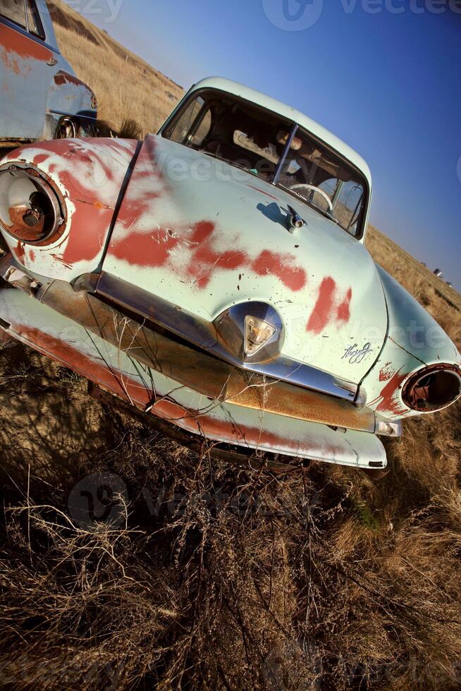 carro abandonado velho no campo saskatchewan canadá foto