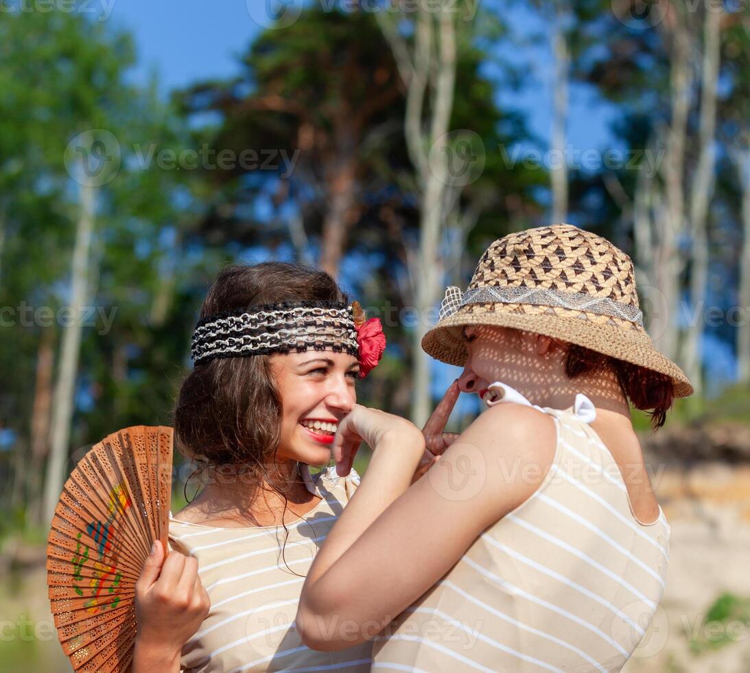 dois jovem mulheres dentro retro maiôs de a mar foto