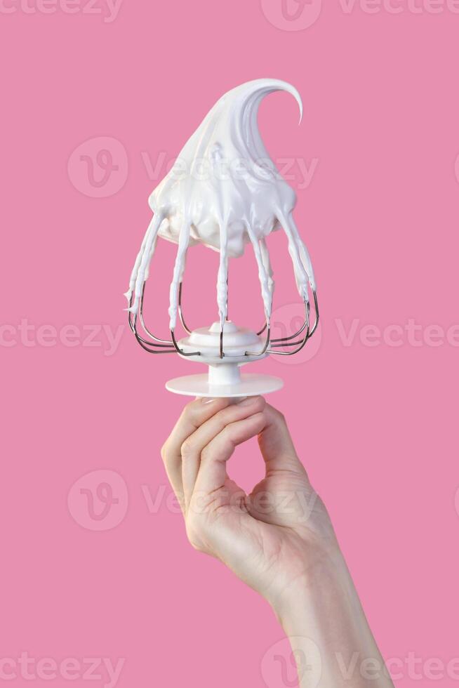 mulher mão aguarde batedor com creme, batedor com merengue creme em Rosa vertical foto