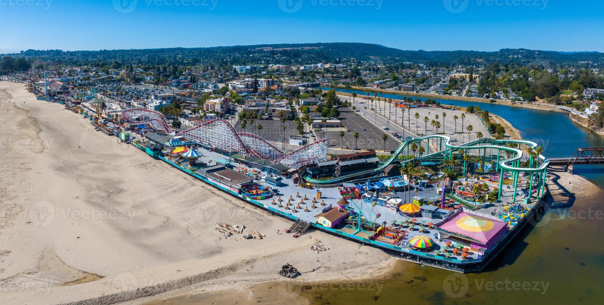 aéreo Visão do a diversão parque dentro santa cruz de praia cidade. foto