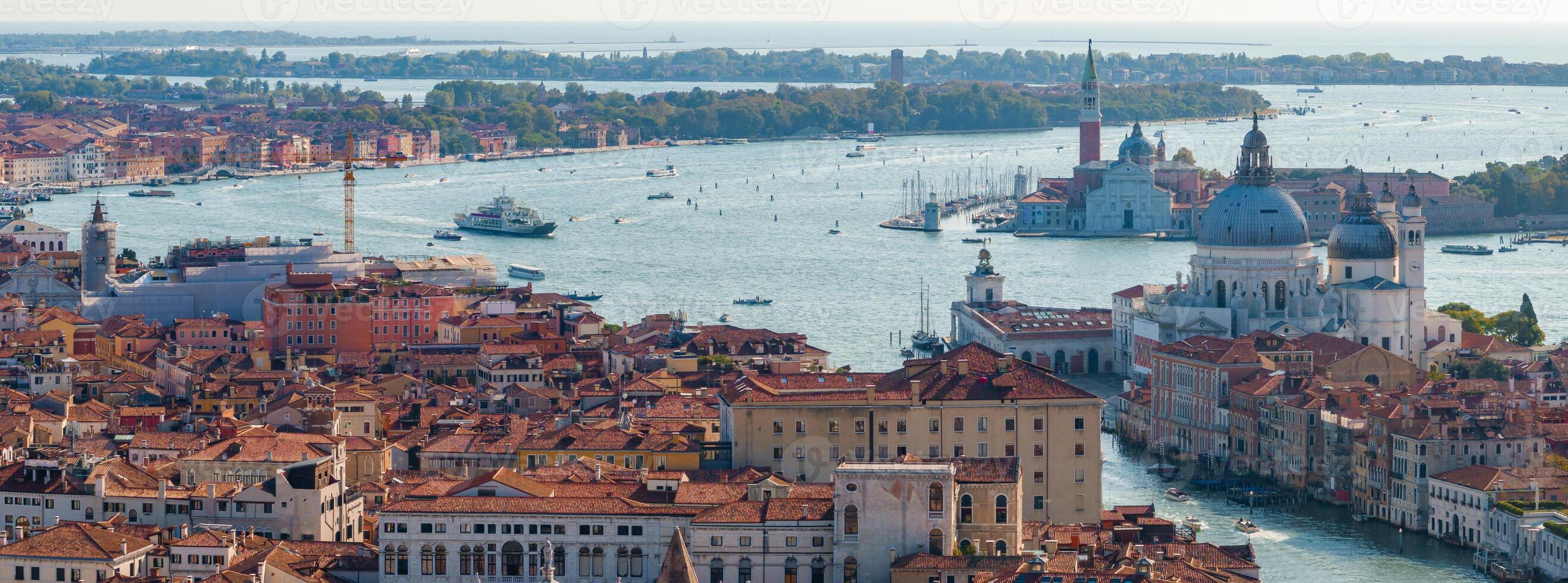 aéreo Visão do Veneza perto santo marca quadrado, rialto ponte e limitar canais. foto