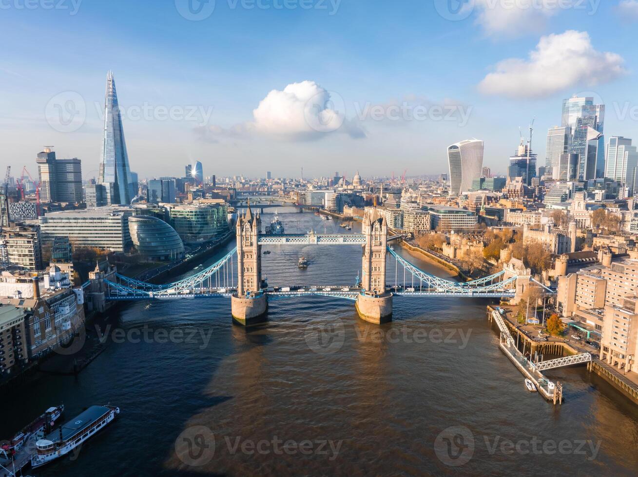 aéreo Visão do a icônico torre ponte conectando Londres com Southwark foto