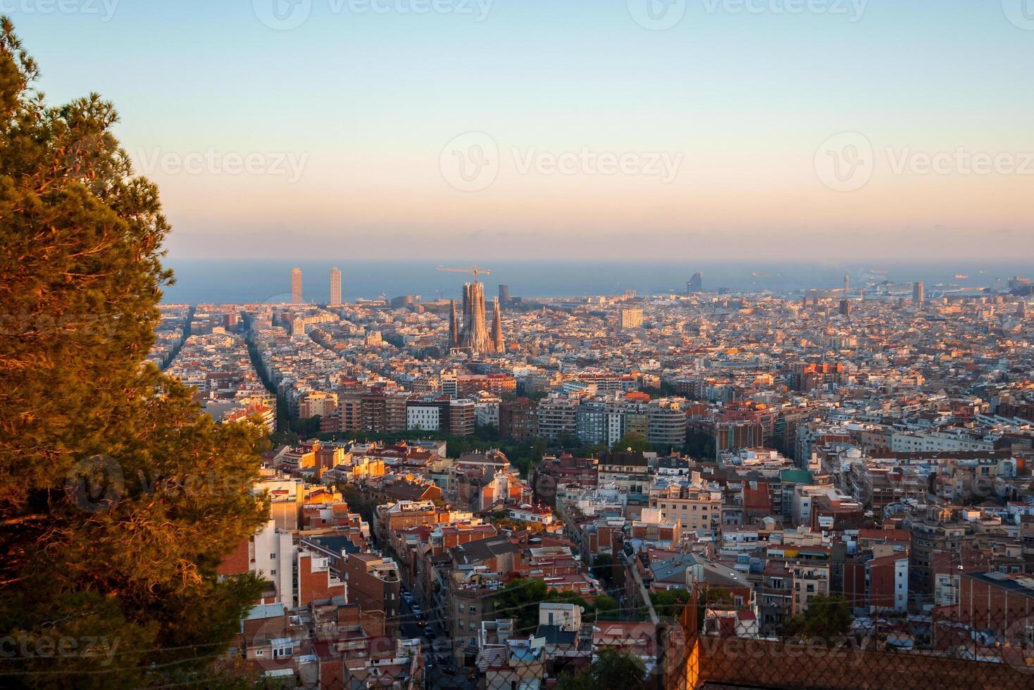 dourado hora sobre Barcelona com sagrada familia e Exemplo distrito foto