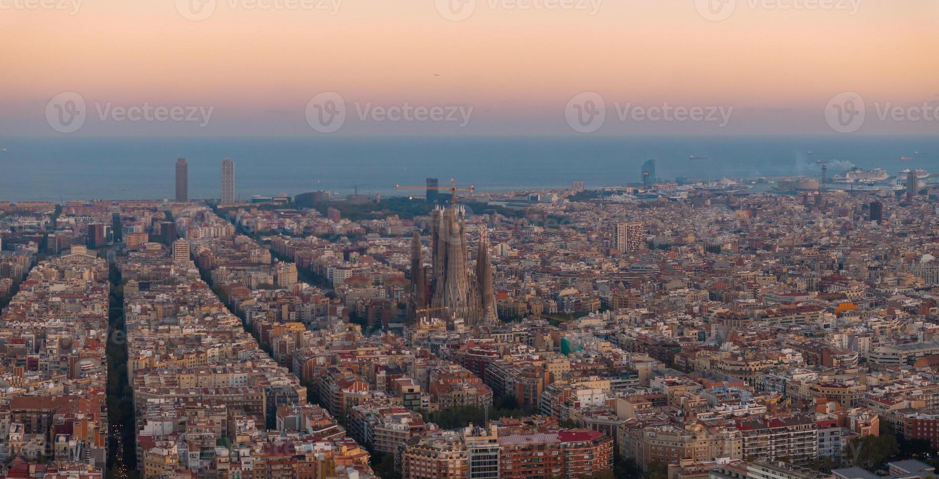 aéreo Visão do Barcelona cidade Horizonte e sagrada familia catedral às pôr do sol foto