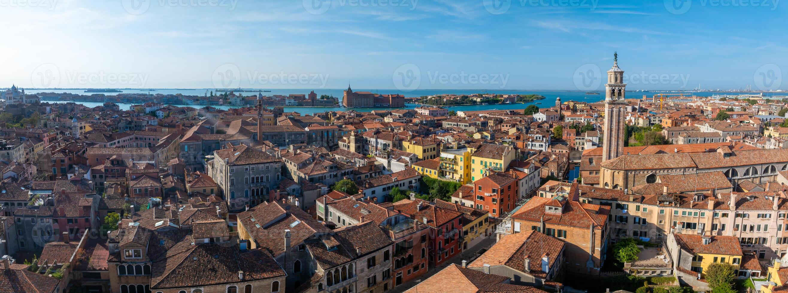 aéreo Visão do Veneza perto santo marca quadrado, rialto ponte e limitar canais. foto