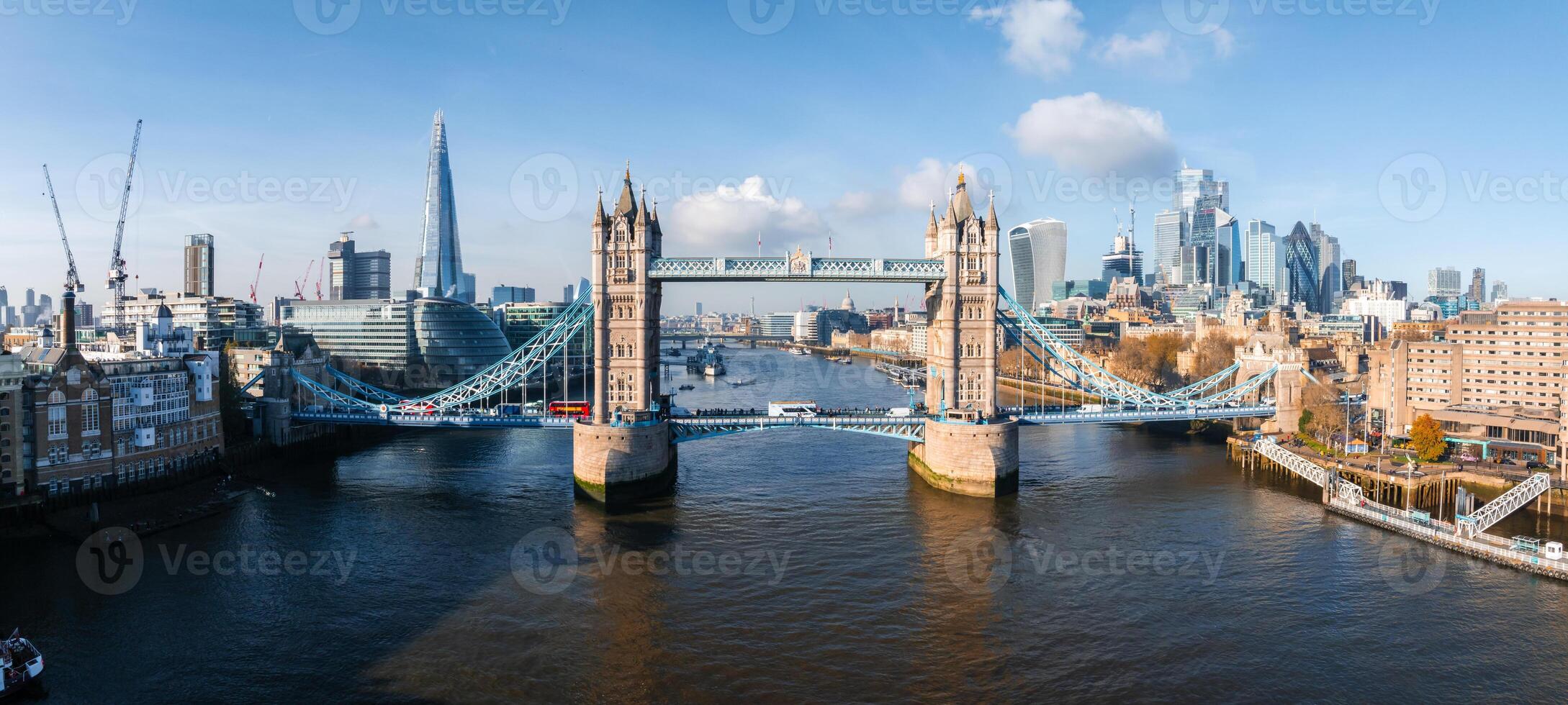 aéreo Visão do a icônico torre ponte conectando Londres com Southwark foto