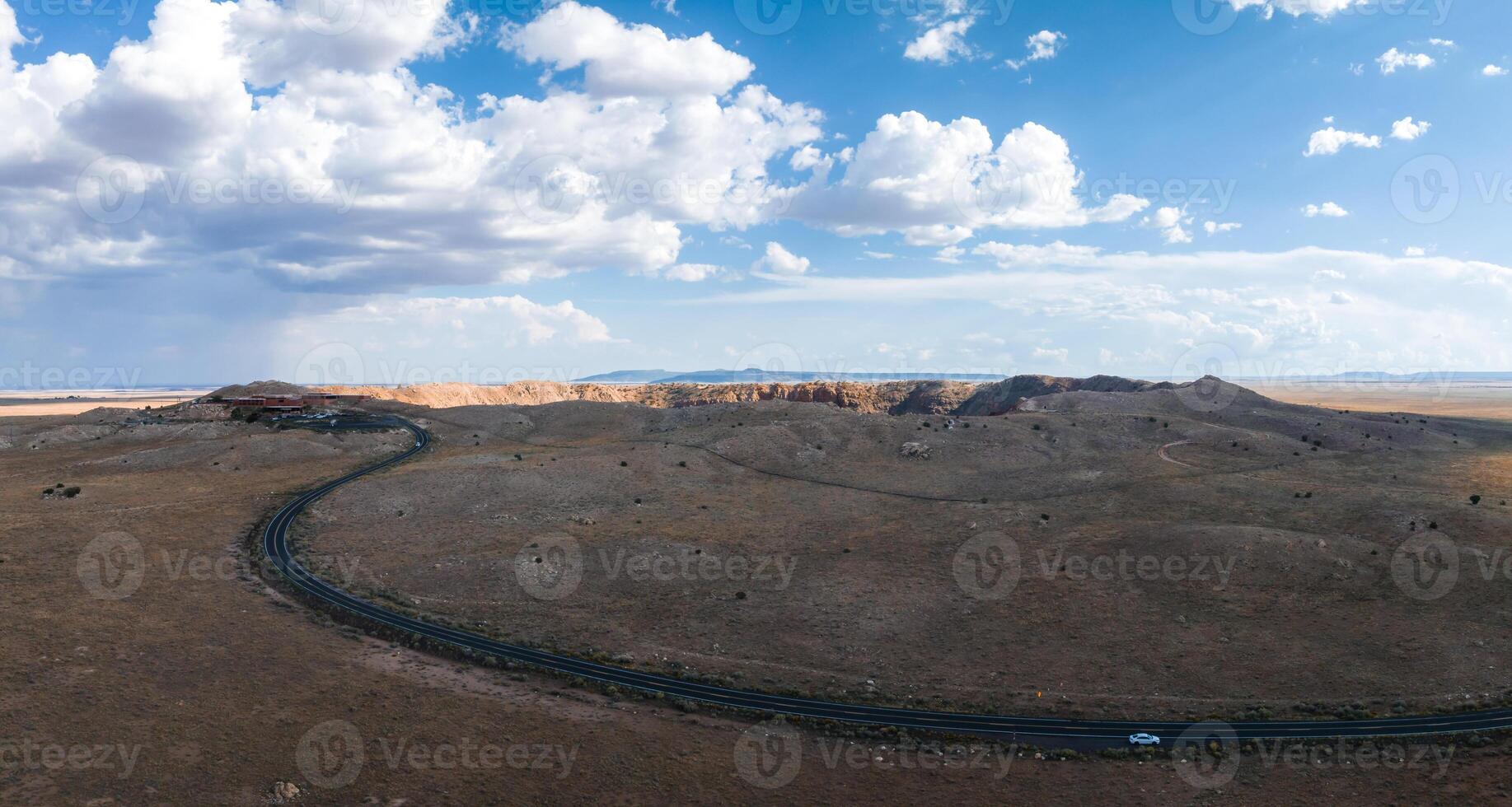 aéreo Visão do a meteoro cratera natural ponto de referência às arizona. foto