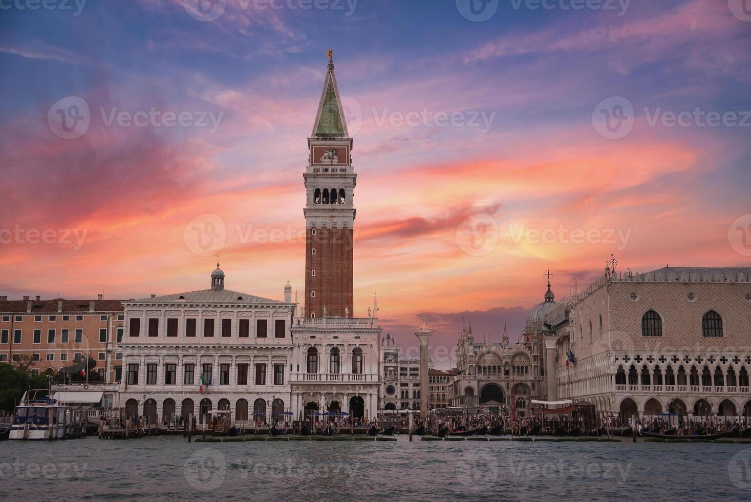 olho do pássaro Visão do Veneza, Itália icônico arquitetura e vias navegáveis dentro deslumbrante aéreo foto