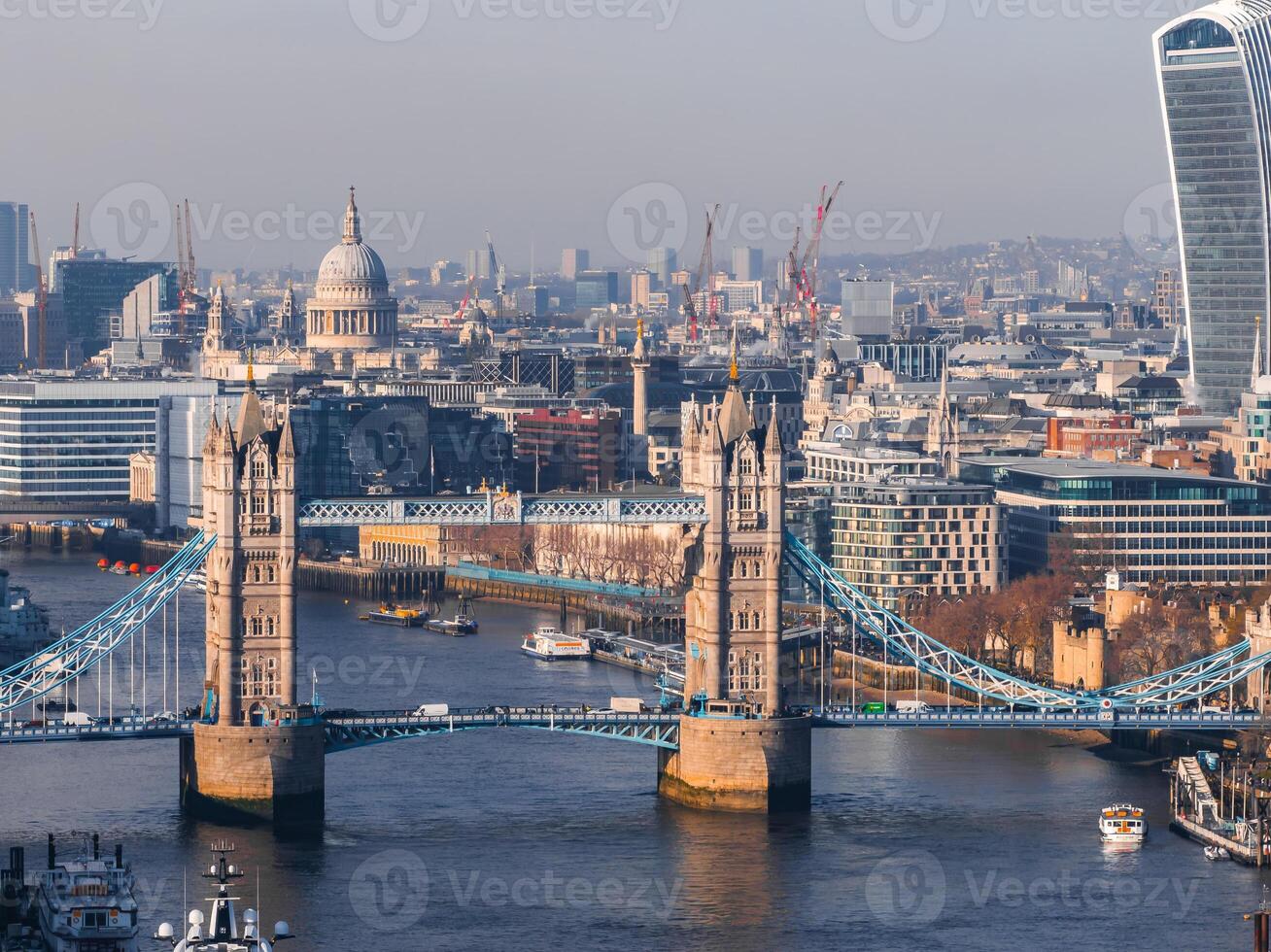 aéreo Visão do a icônico torre ponte conectando Londres com Southwark foto