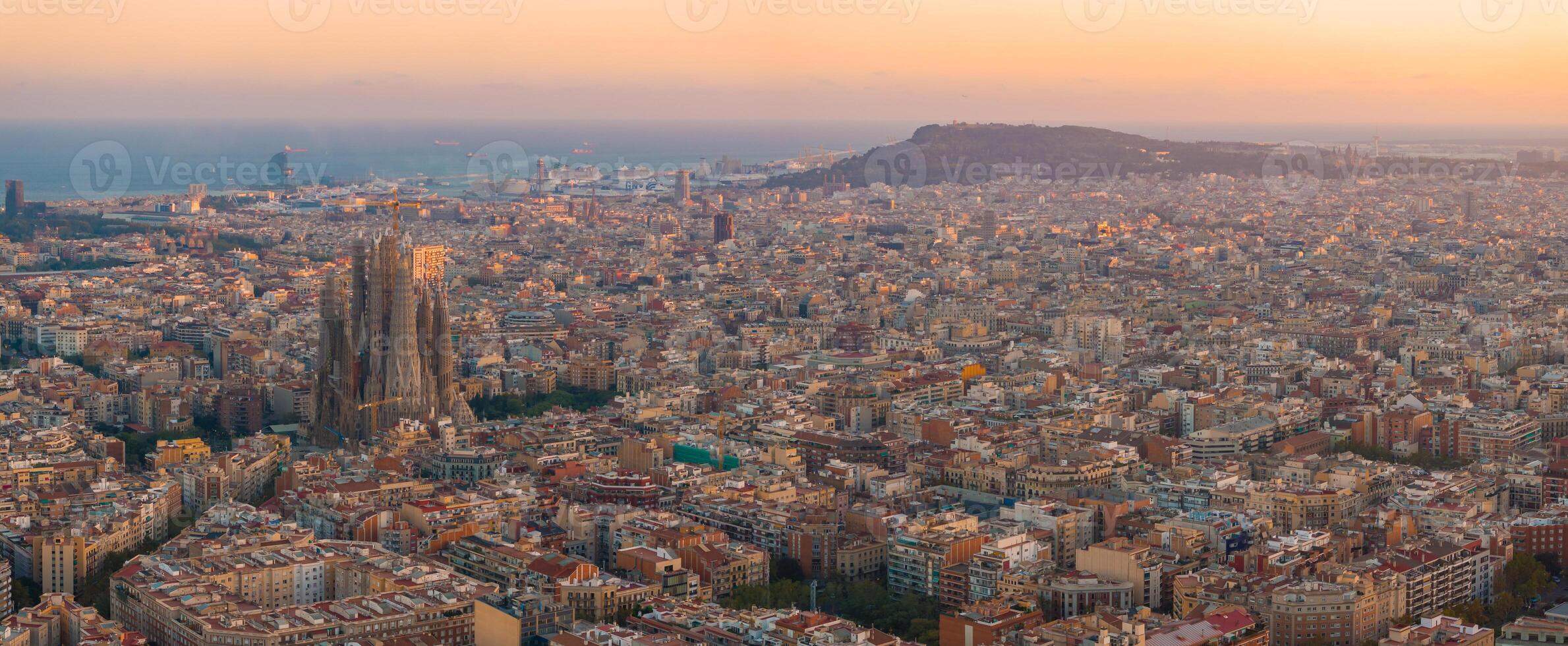 aéreo Visão do Barcelona cidade Horizonte e sagrada familia catedral às pôr do sol foto