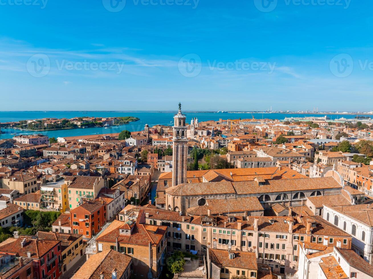 aéreo Visão do Veneza perto santo marca quadrado, rialto ponte e limitar canais. foto