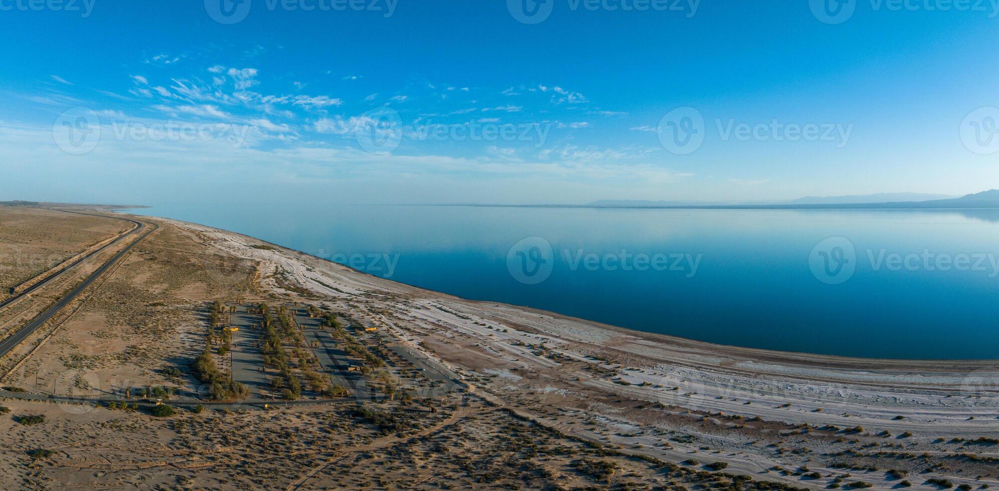 aéreo Visão sobre Salton mar dentro Califórnia. foto