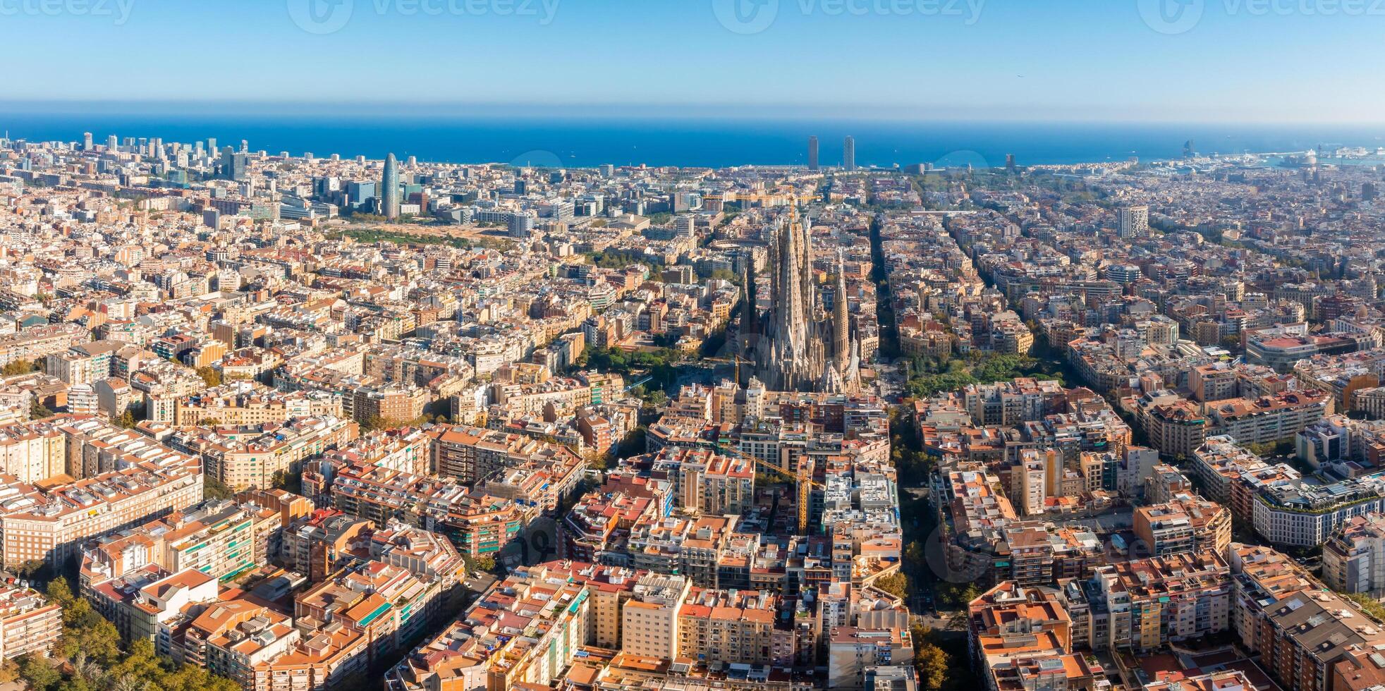 aéreo Visão do Barcelona cidade Horizonte às pôr do sol. foto