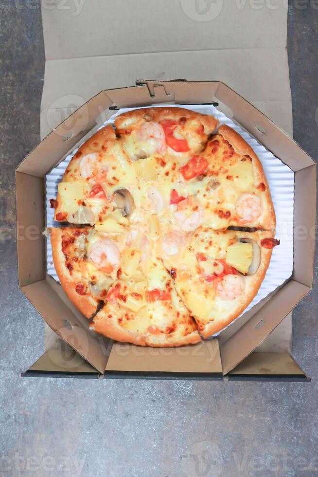 uma caixa do pizza ,camarão pizza foto