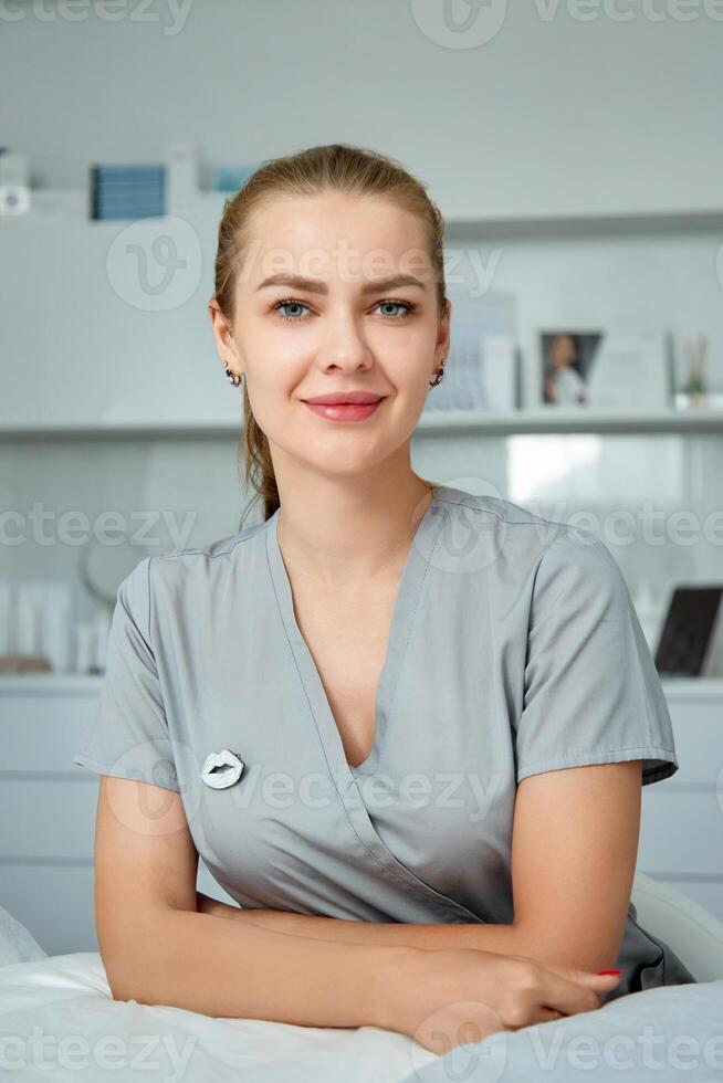 retrato do fêmea profissional beleza doutor. foto