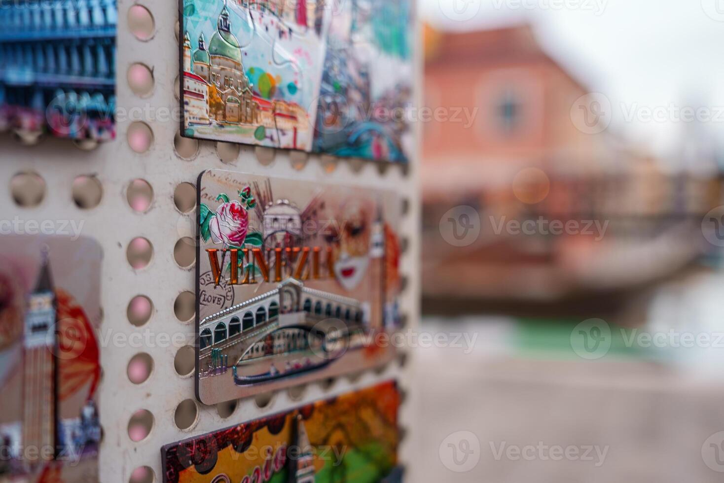 colorida e vibrante exibição do Veneza, Itália cartões postais em parede - viagem e cultura conceito foto