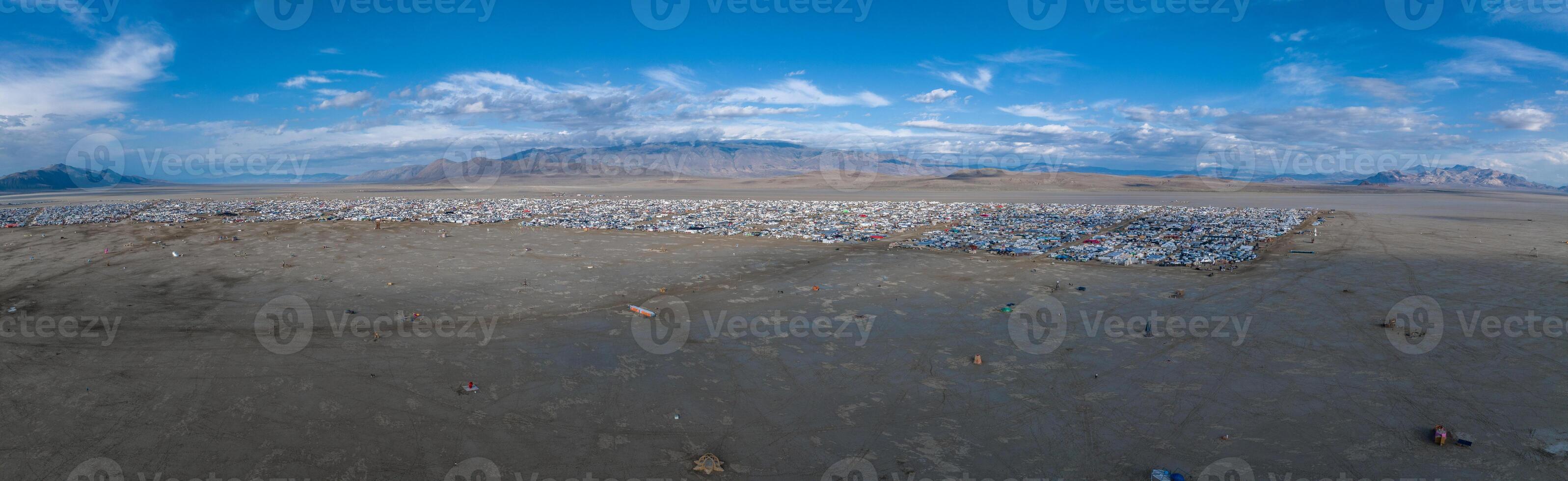 aéreo Visão do a queimando homem festival dentro nevada deserto. Preto Rocha cidade a partir de acima. foto