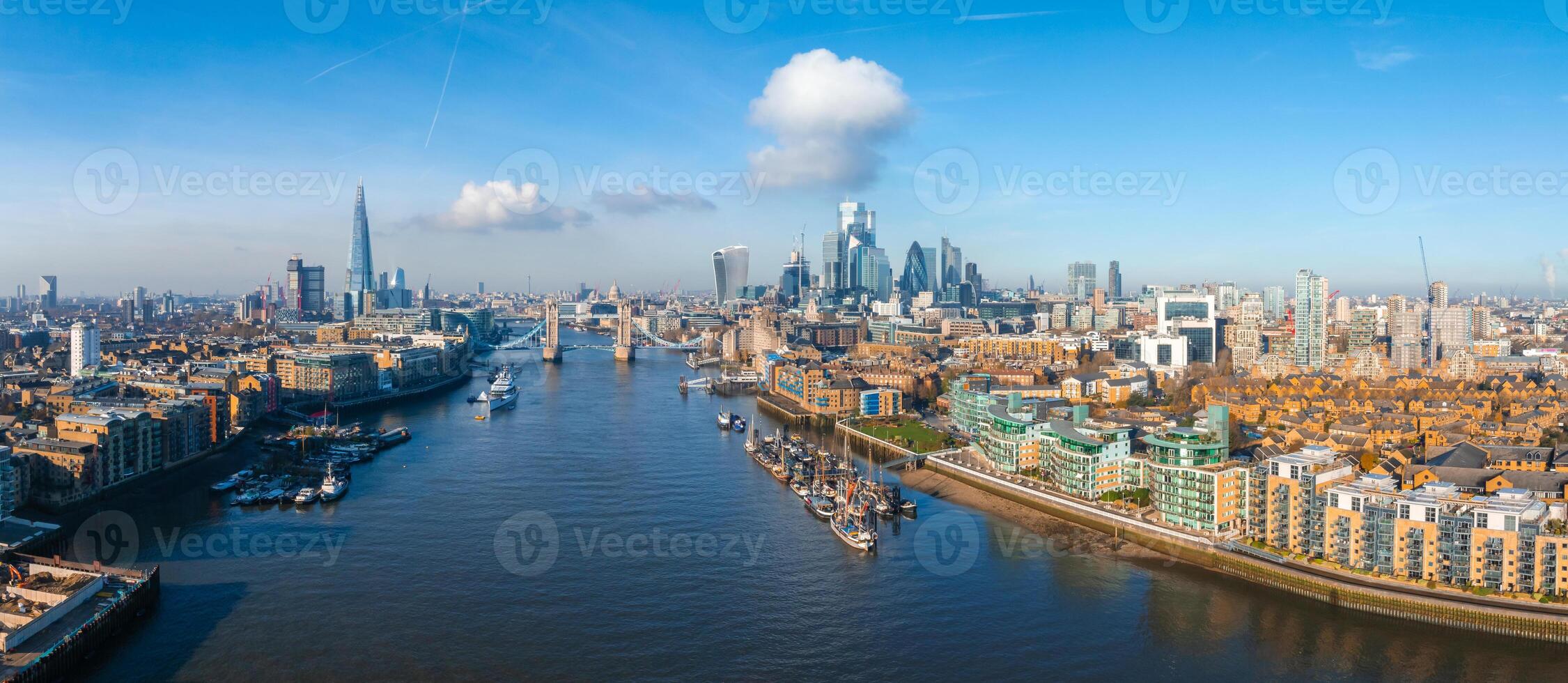 aéreo Visão do a icônico torre ponte conectando Londres com Southwark foto