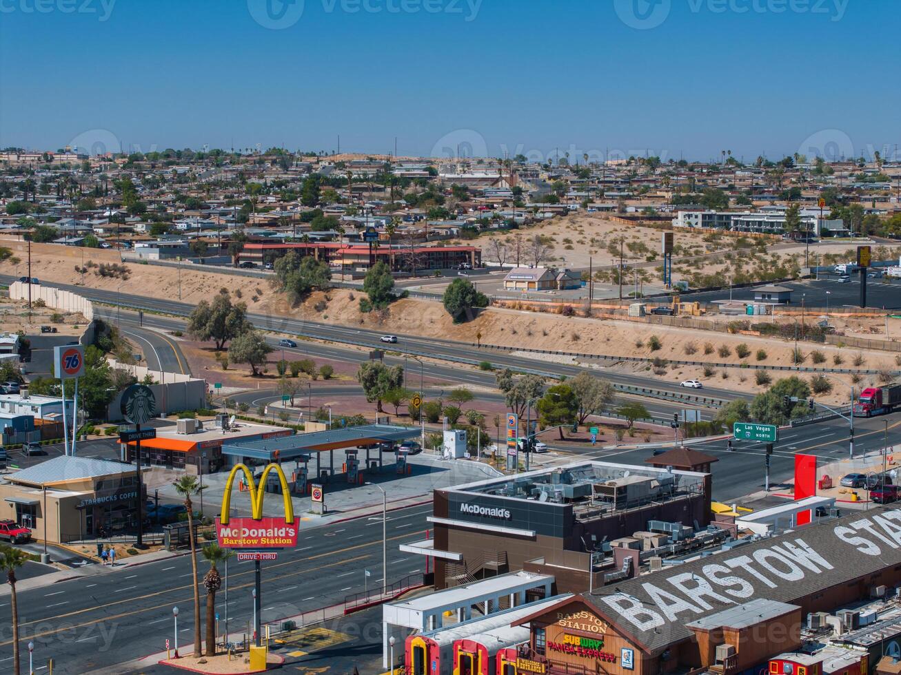 Barstow paisagem urbana movimentado urbano vida em icônico rota 66 com comercial e residencial edifícios foto