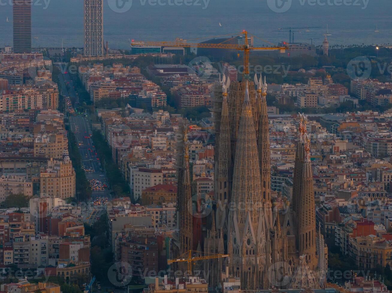 aéreo Visão do Barcelona cidade Horizonte e sagrada familia catedral às pôr do sol foto