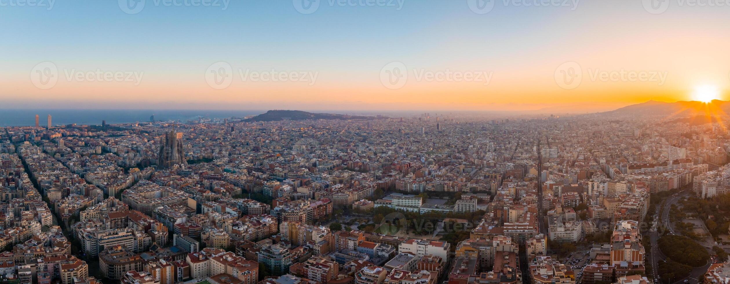 aéreo Visão do Barcelona cidade Horizonte às pôr do sol. foto