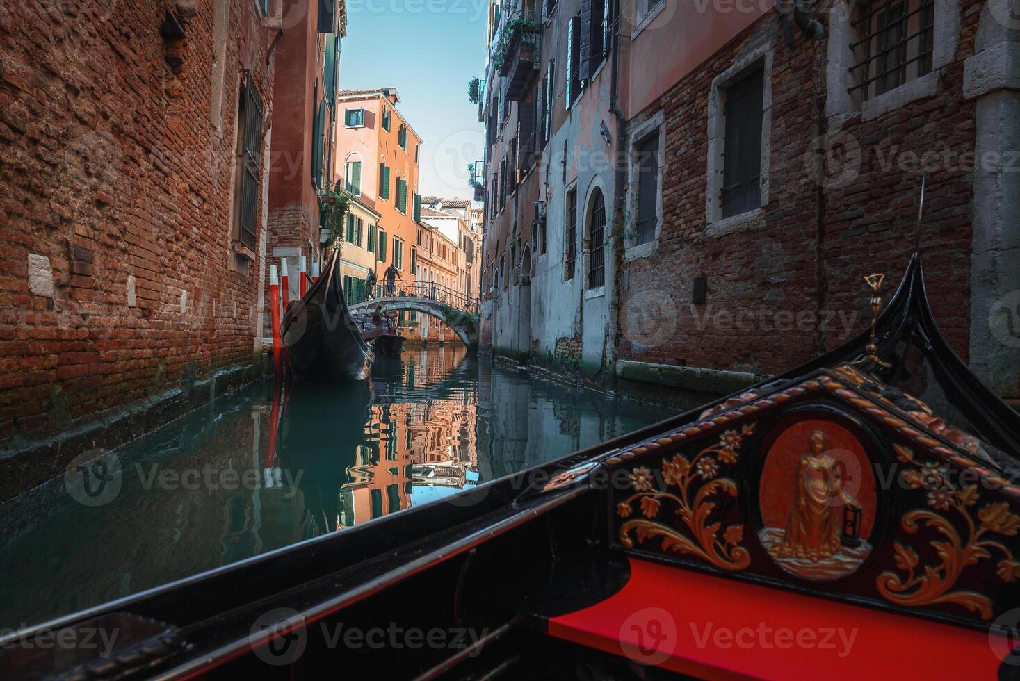 tranquilo gôndola passeio em Veneza canal sereno horário de verão cena dentro Itália foto