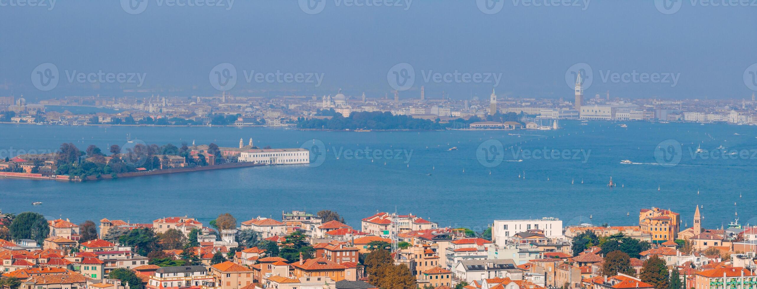 aéreo Visão do Veneza perto santo marca quadrado, rialto ponte e limitar canais. foto