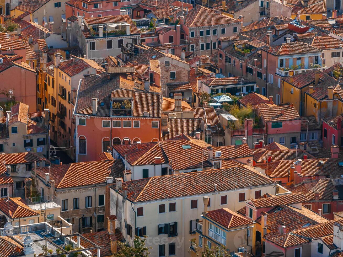 aéreo Visão do Veneza perto santo marca quadrado, rialto ponte e limitar canais. foto