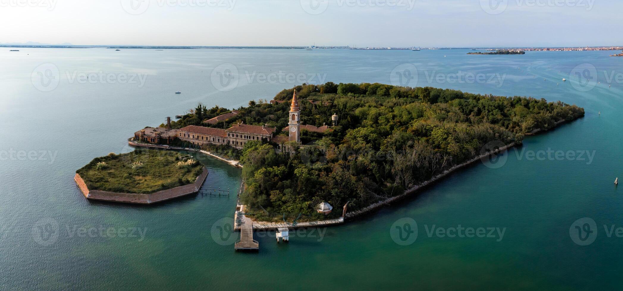 aéreo Visão do a atormentou fantasma ilha do poveglia dentro a veneziano lagoa foto