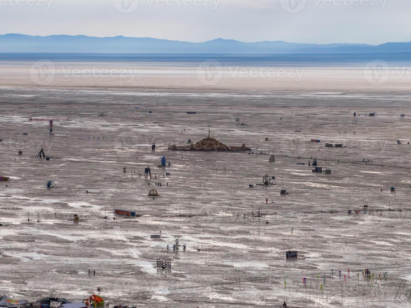 aéreo Visão do a queimando homem festival dentro nevada deserto. Preto Rocha cidade a partir de acima. foto