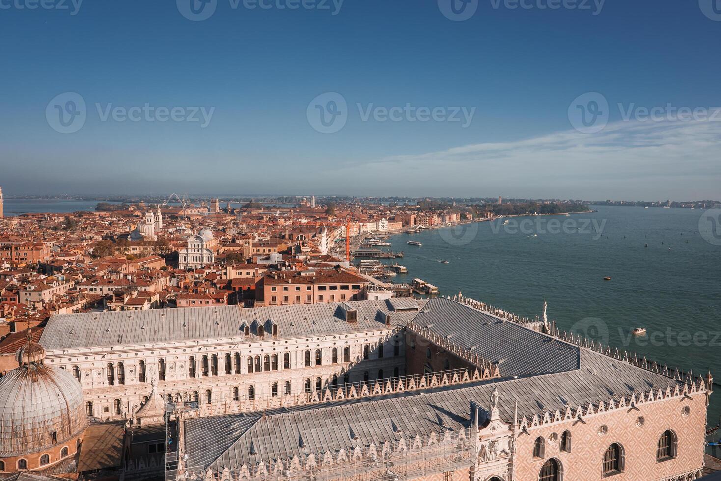 deslumbrante aéreo Visão do Veneza, Itália com icônico canais e vias navegáveis dentro verão foto