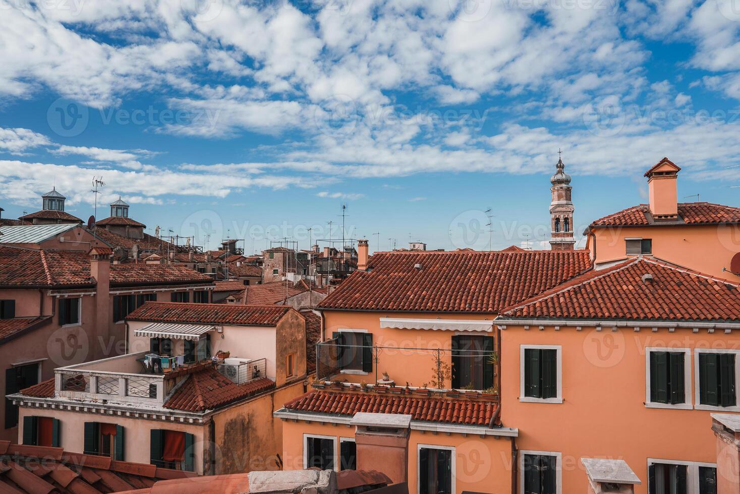 tirar o fôlego Visão do Veneza sereno telhado cenário capturando icônico vermelho lado a lado telhados e canais foto