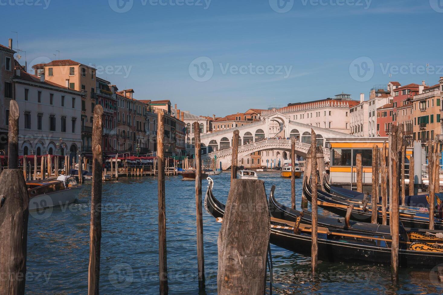 cênico grande canal Visão com ancorado gôndolas dentro Veneza, Itália - icônico via fluvial charme foto