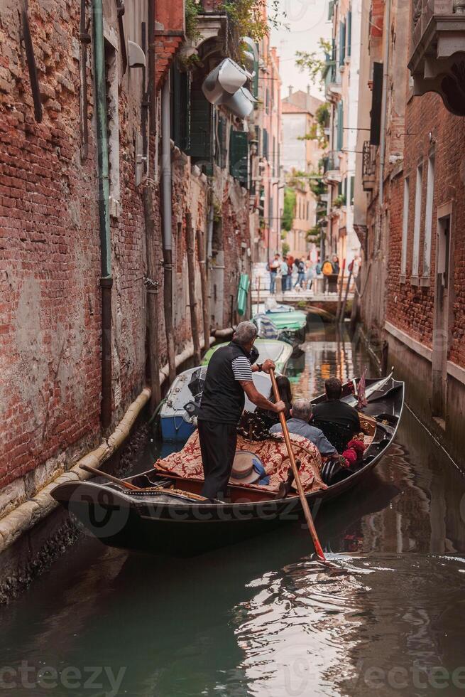 tranquilo Veneza canal com solitário gôndola - sereno, Eterno, e pitoresco italiano cena. foto