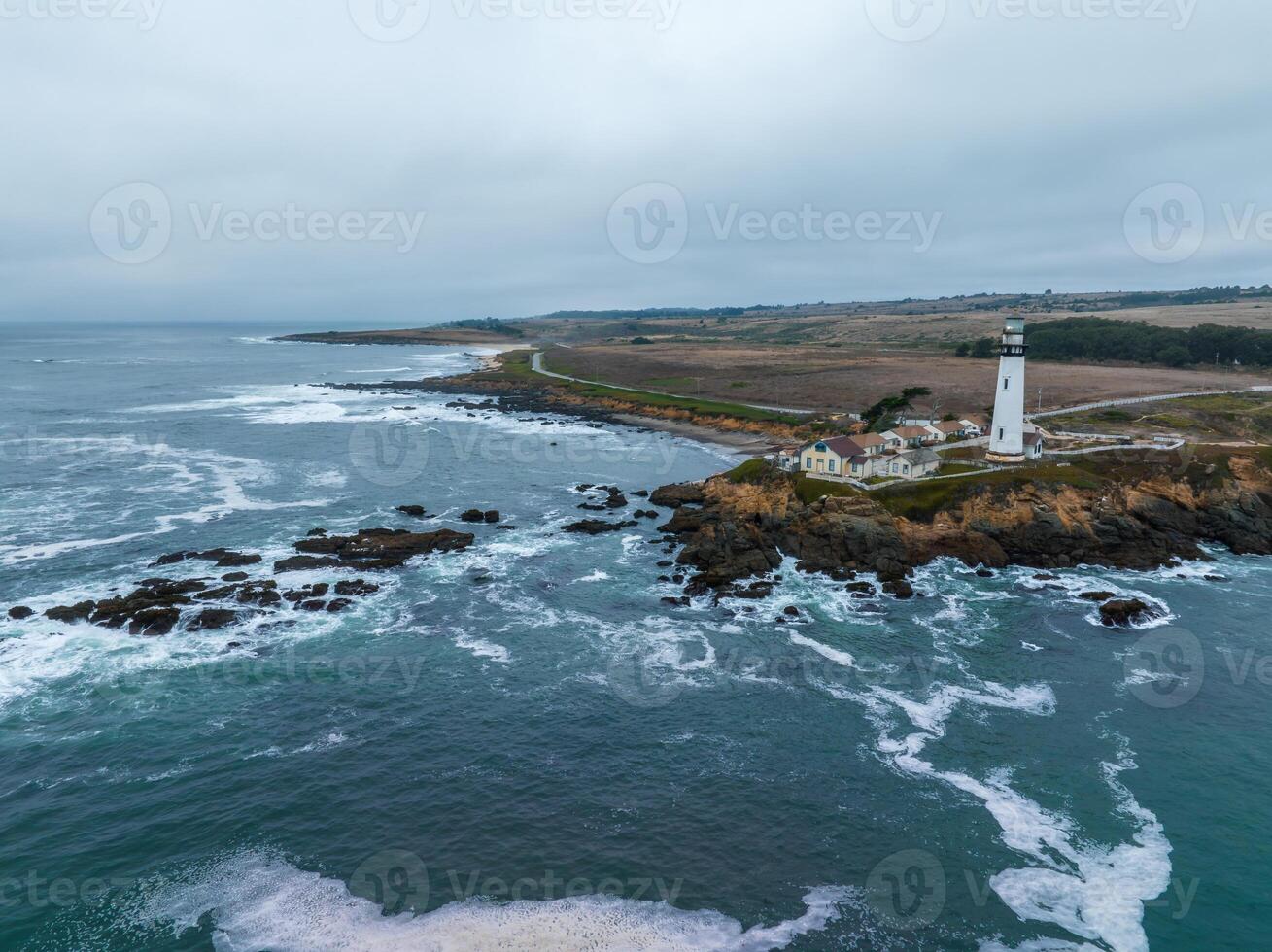 Pombo ponto farol. aéreo Visão do a farol foto