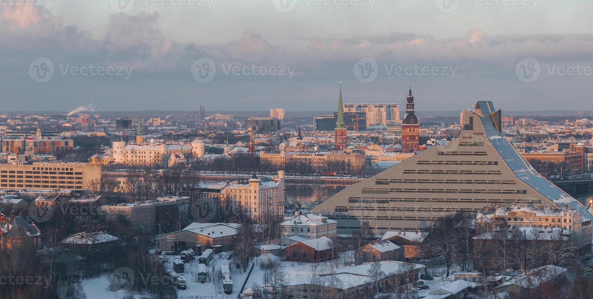 riga, Letônia. abril 10, 2019. Visão do a letão nacional biblioteca dentro riga. foto