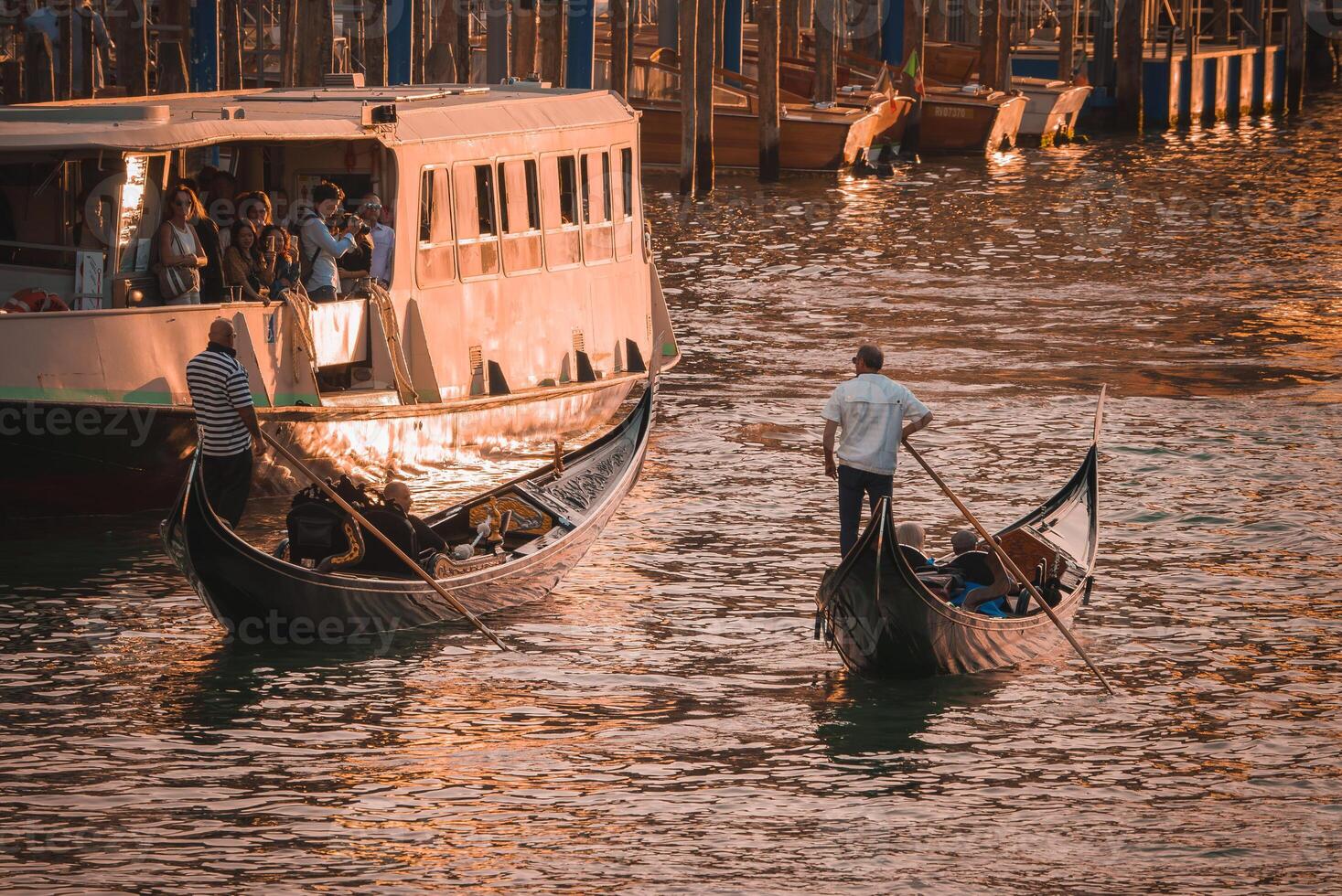 icônico gôndolas em a grande canal sereno e Eterno beleza do Veneza, Itália foto