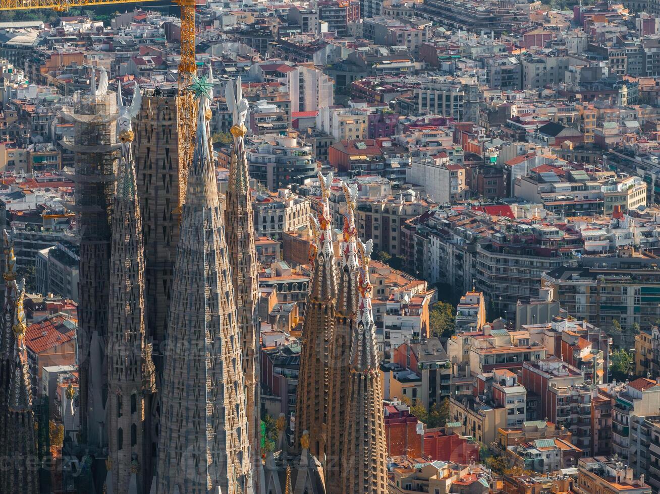 aéreo Visão do Barcelona cidade Horizonte e sagrada familia catedral às pôr do sol foto